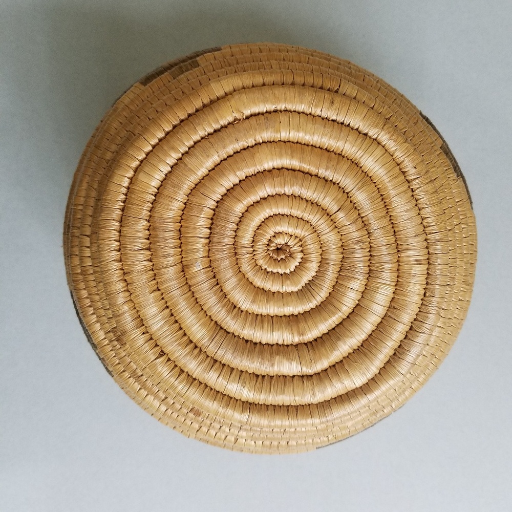 SOLD!! Vintage Handwoven Alaskan Inuit Basket - Picture 4 of 7